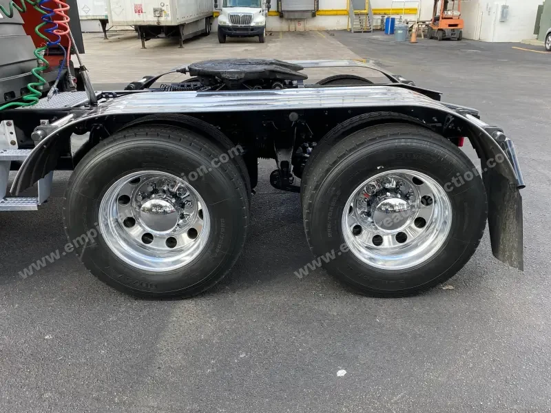 2018 International LT photo 10