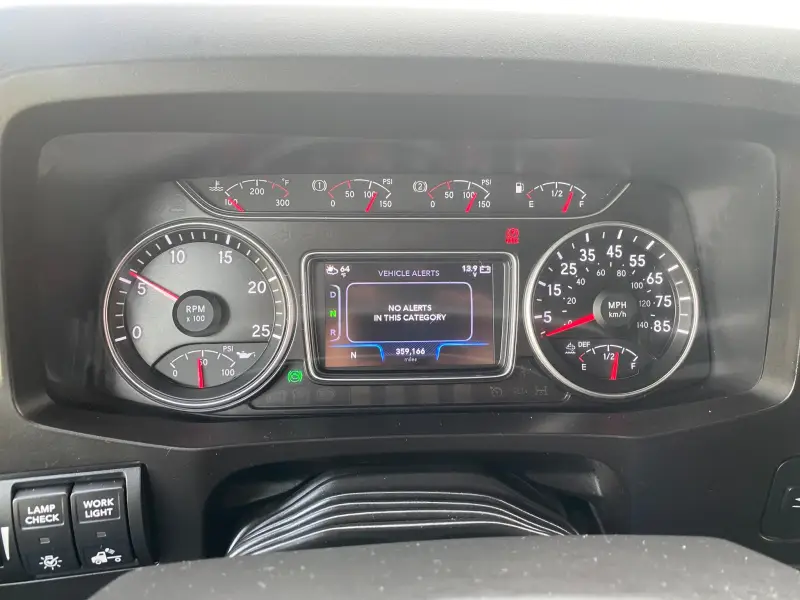 2018 International LT photo 13