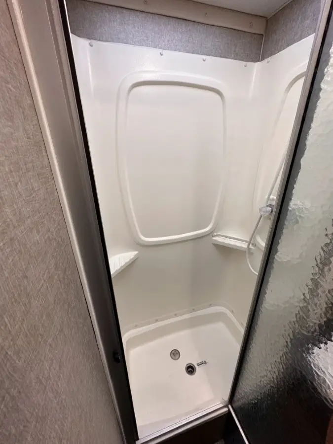 2018 Winnebago Spirit 25B photo 12