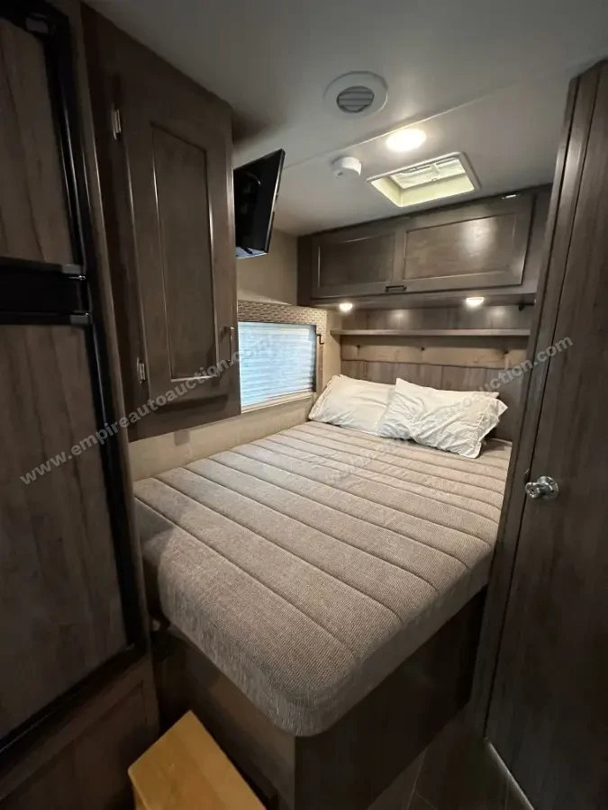 2018 Winnebago Spirit 25B photo 5