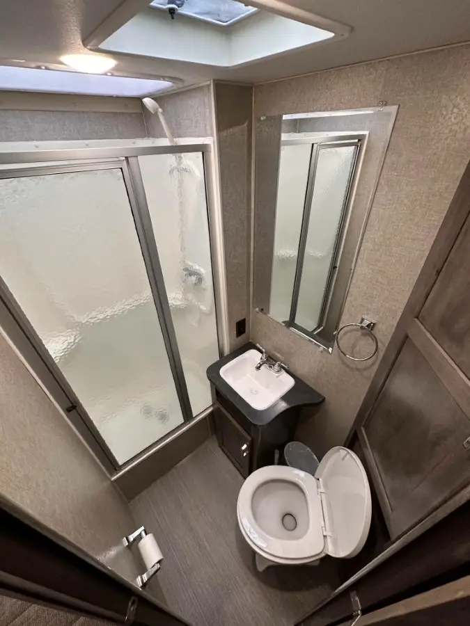 2018 Winnebago Spirit 25B photo 2