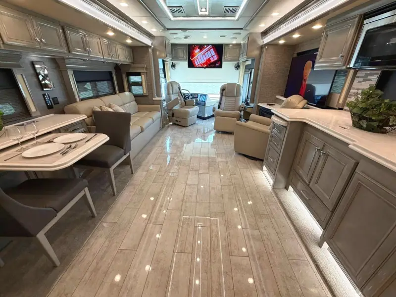 2020 Tiffin Phaeton 37BH photo 2