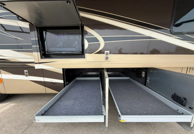 2011 Tiffin Phaeton 40QTH photo 15