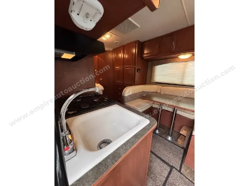 2015 Winnebago Minnie Winnie 22R photo 21