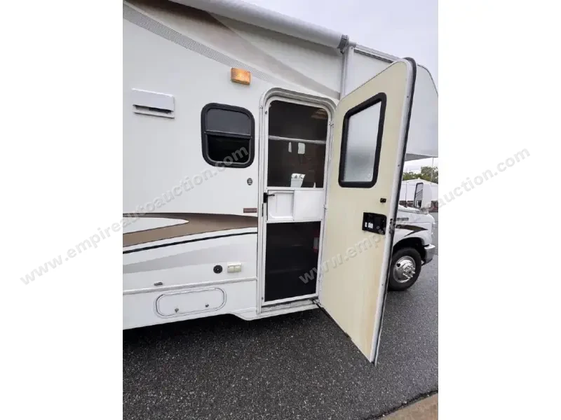 2015 Winnebago Minnie Winnie 22R photo 26