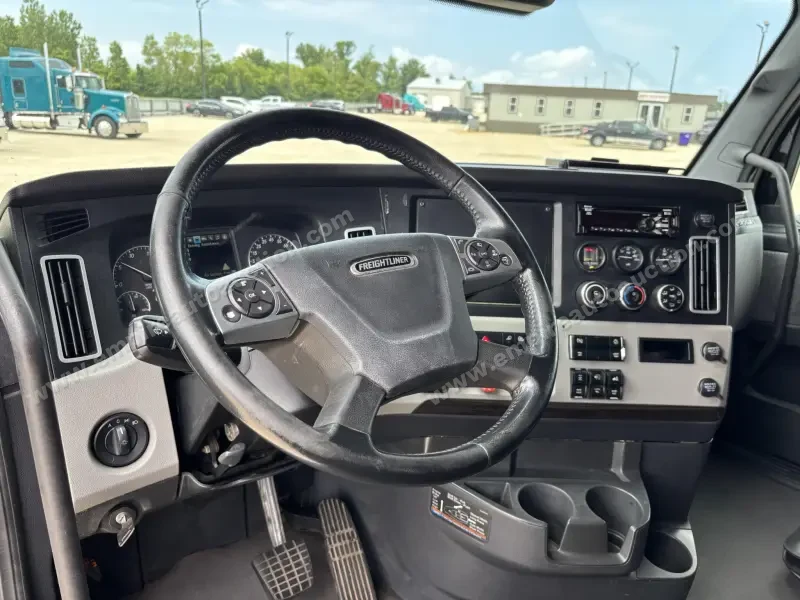 2021  Freightliner  CASCADIA 126 photo 13