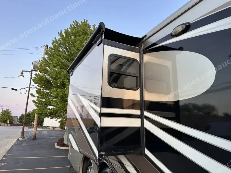 2015 American Revolution LE 42T Motorcoach photo 33