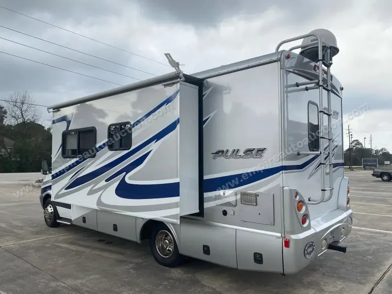 2009 Fleetwood Pulse 24a photo 3