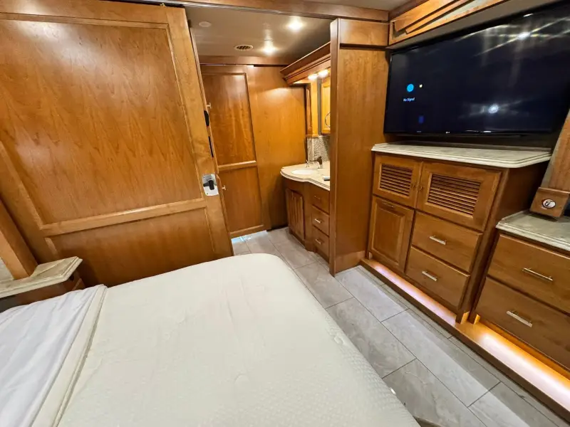2017 Tiffin Phaeton 36GH photo 32