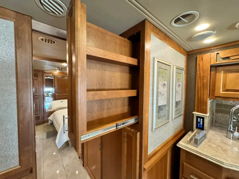2017 Tiffin Phaeton 36GH photo 26