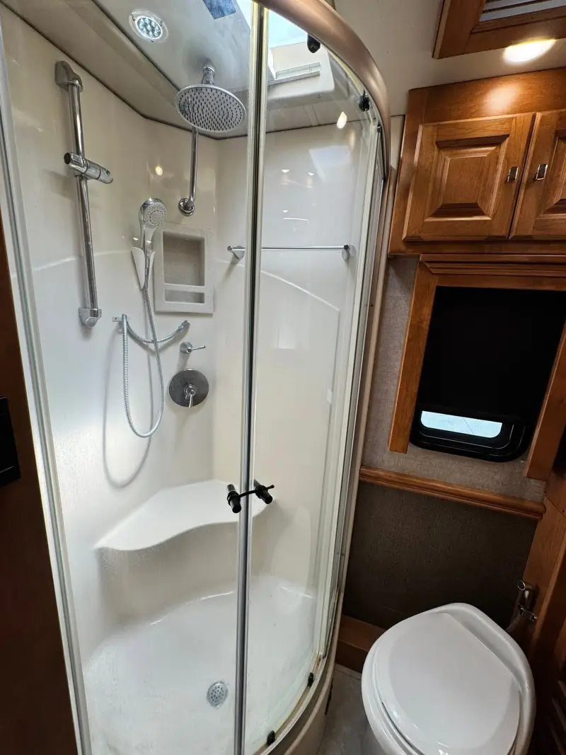2017 Tiffin Phaeton 36GH photo 34