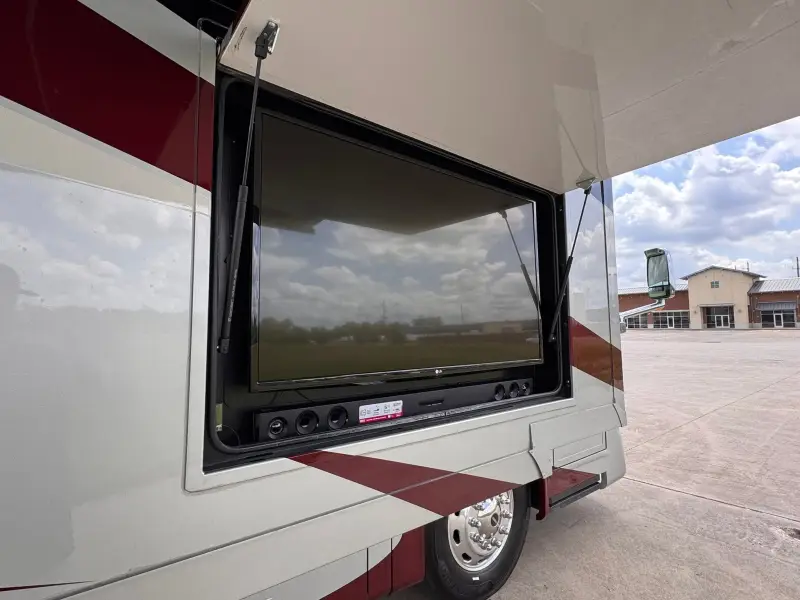 2017 Tiffin Phaeton 36GH photo 11
