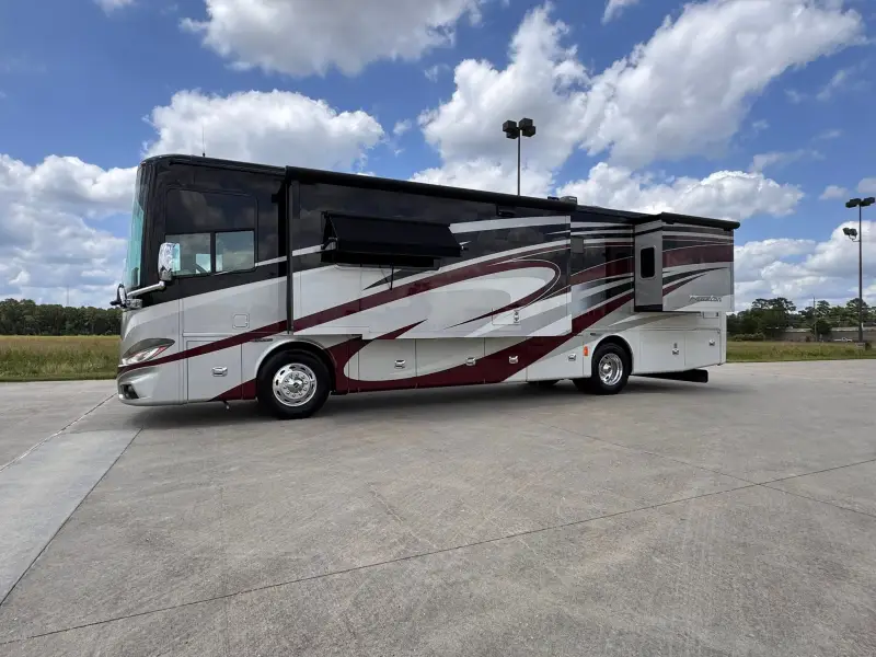 2017 Tiffin Phaeton 36GH photo 5