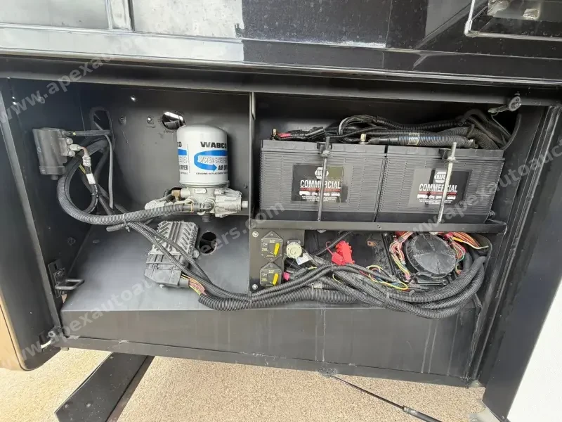 2014 Newmar Essex 4557 photo 25