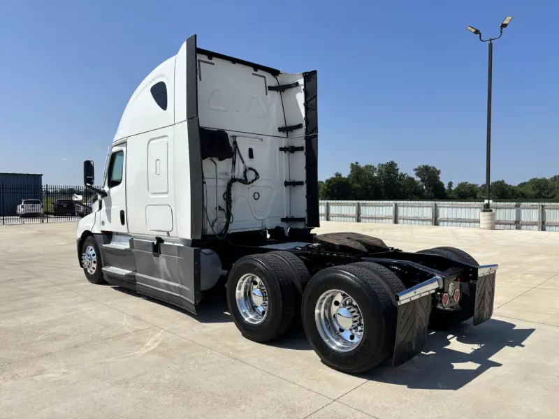 2021 Freightliner CASCADIA 126  - 455 HP photo 3
