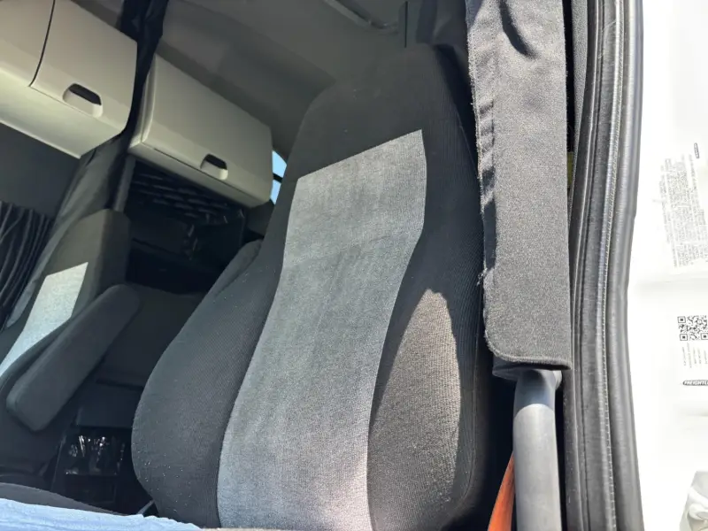 2021 Freightliner CASCADIA 126  - 455 HP photo 12