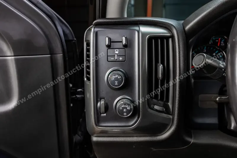 2019 Chevrolet Silverado 1500 Crew Cab LT photo 3