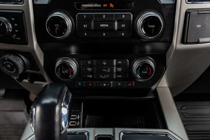 2020 Ford F150 SuperCrew Cab Lariat photo 26