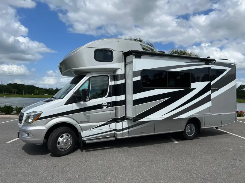 2018 Winnebago Navion 24J photo 35