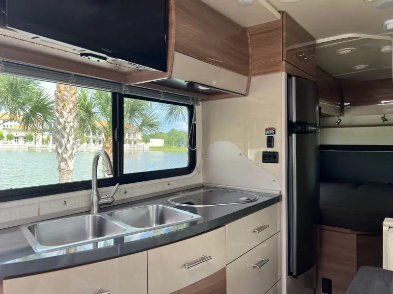 2018 Winnebago Navion 24J photo 28