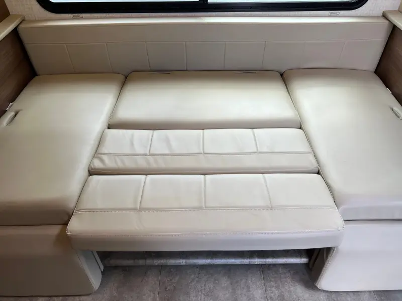 2018 Winnebago Navion 24J photo 33