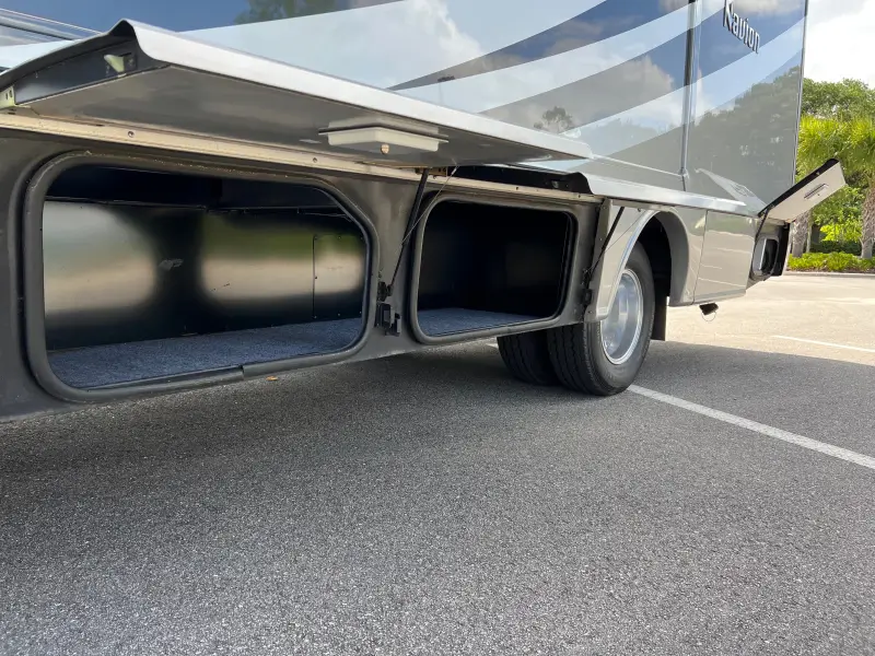 2018 Winnebago Navion 24J photo 12