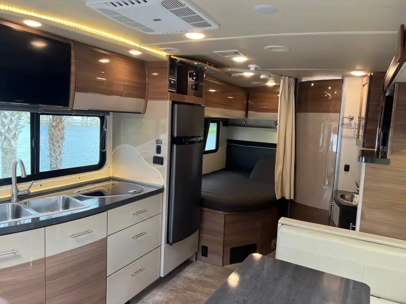 2018 Winnebago Navion 24J photo 30