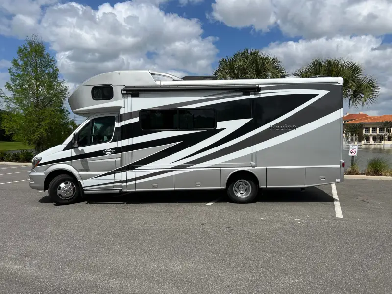2018 Winnebago Navion 24J photo 26
