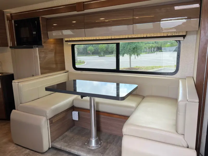 2018 Winnebago Navion 24J photo 27