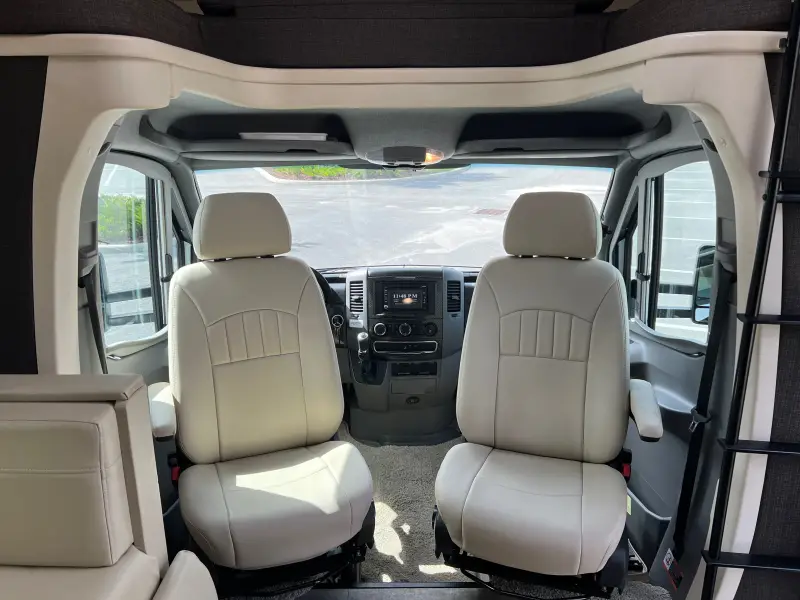 2018 Winnebago Navion 24J photo 24