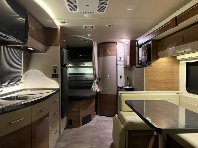 2018 Winnebago Navion 24J photo 25