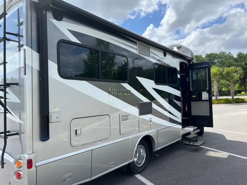 2018 Winnebago Navion 24J photo 21