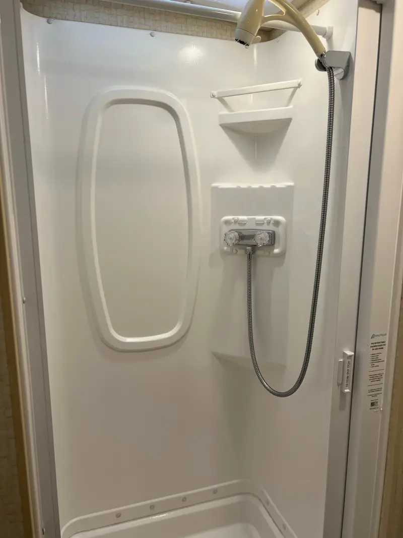 2018 Winnebago Navion 24J photo 14