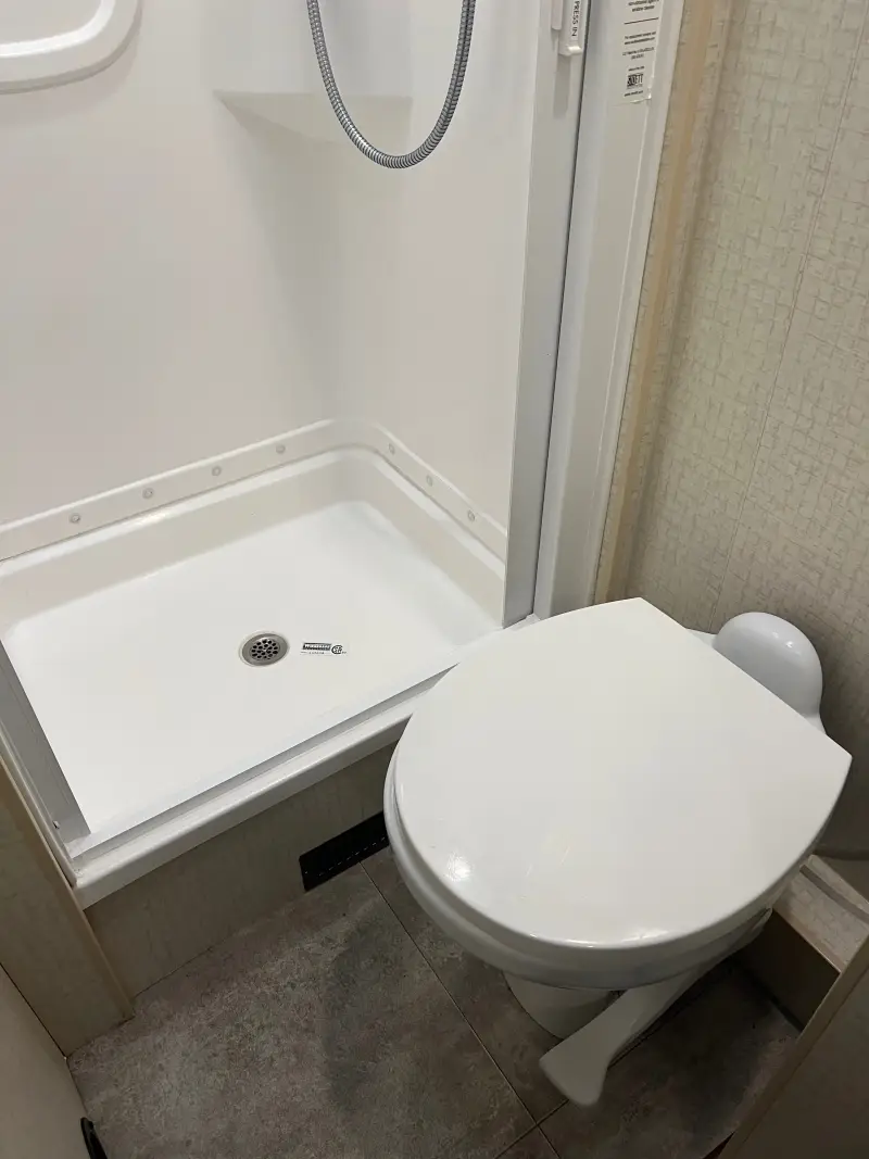 2018 Winnebago Navion 24J photo 15