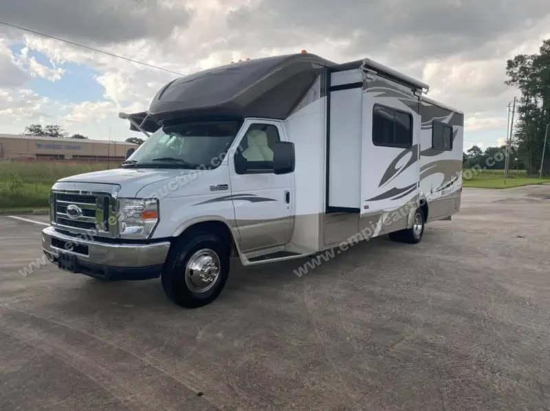 2013 Itasca Cambria 27K photo 2