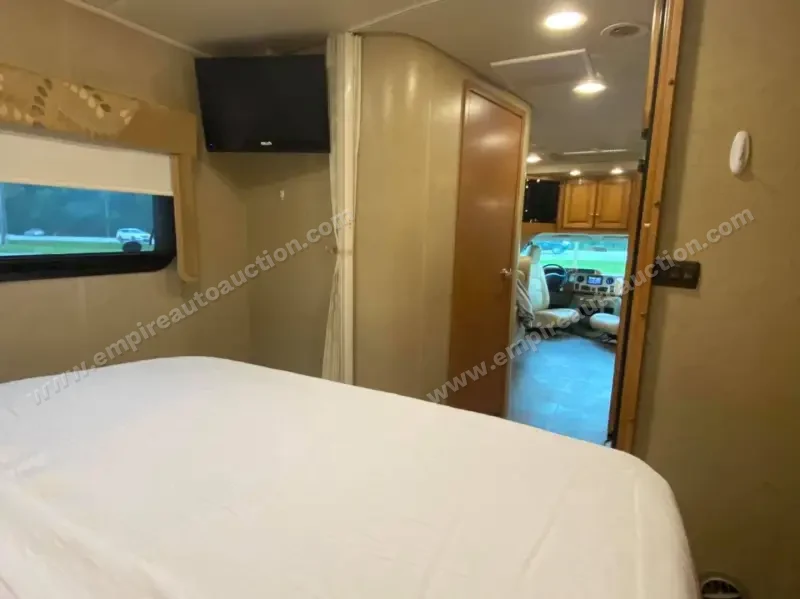 2013 Itasca Cambria 27K photo 22
