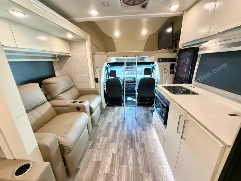 2020 Tiffin Motorhomes Wayfarer 25 RW photo 128