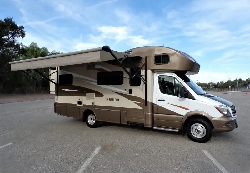 2017 Winnebago Navion 24G photo 31